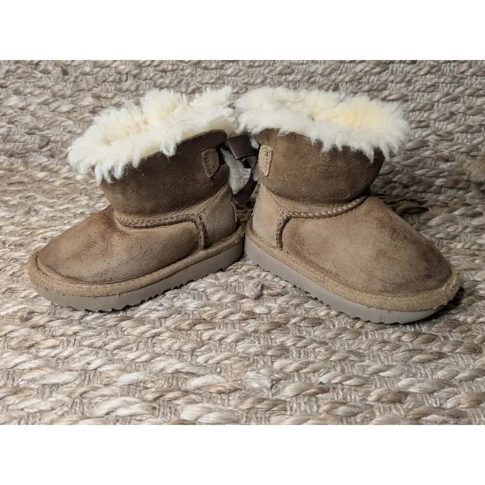 UGG Toddler Girl Boots T Mini Bailey Bow II Size 6 Tan Boots Casual Comfort